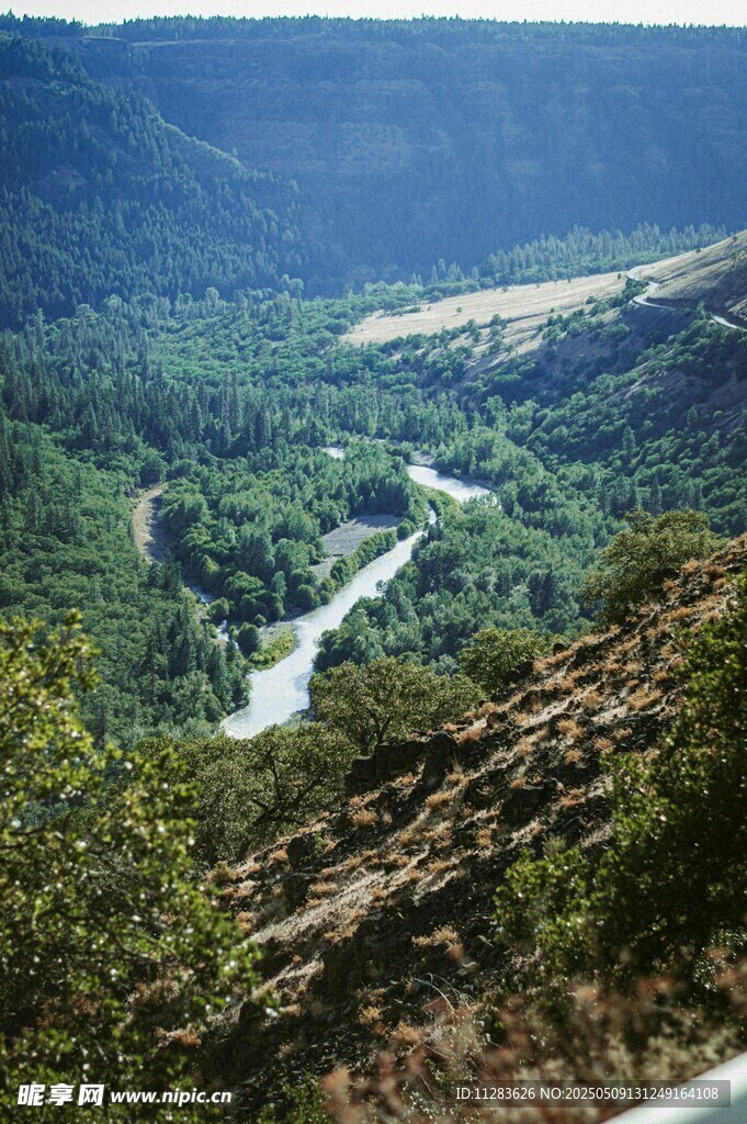山间蜿蜒河流风景图