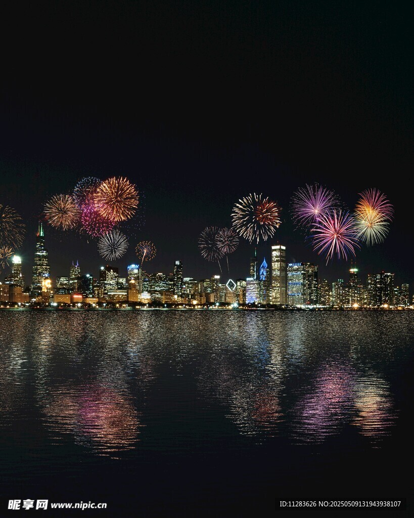 城市夜空绚烂烟花倒影