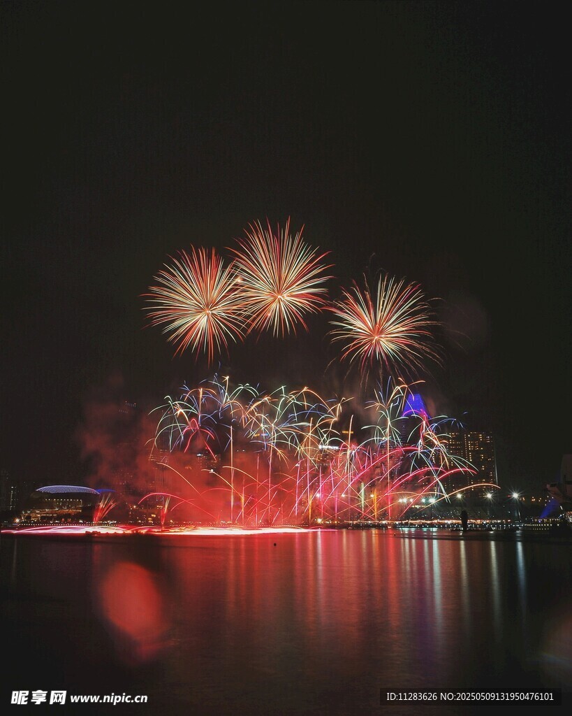 湖面烟花夜景绚丽绽放