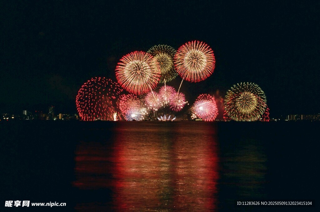 海上绚烂烟花夜景