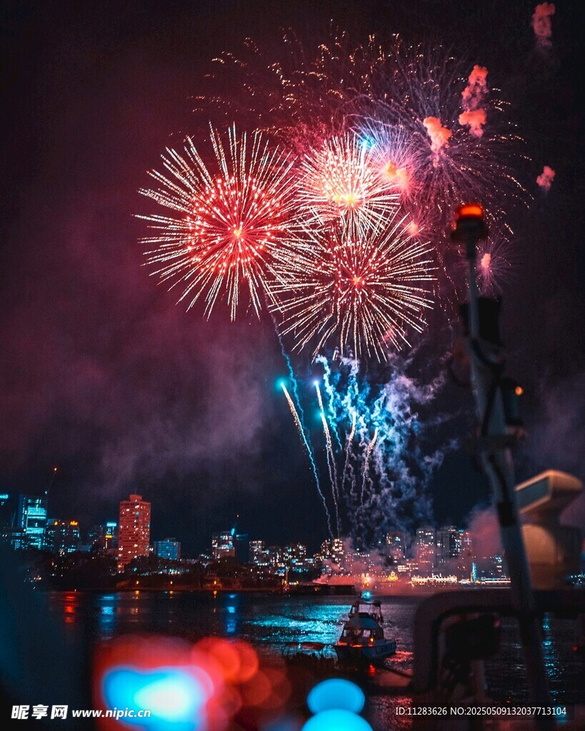 城市河畔绚烂烟花夜景