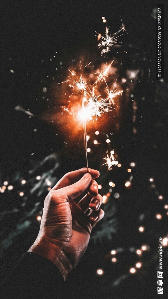 手持烟花绽放瞬间