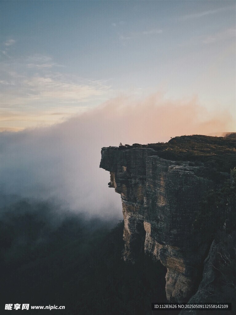 悬崖云海壮丽自然景观