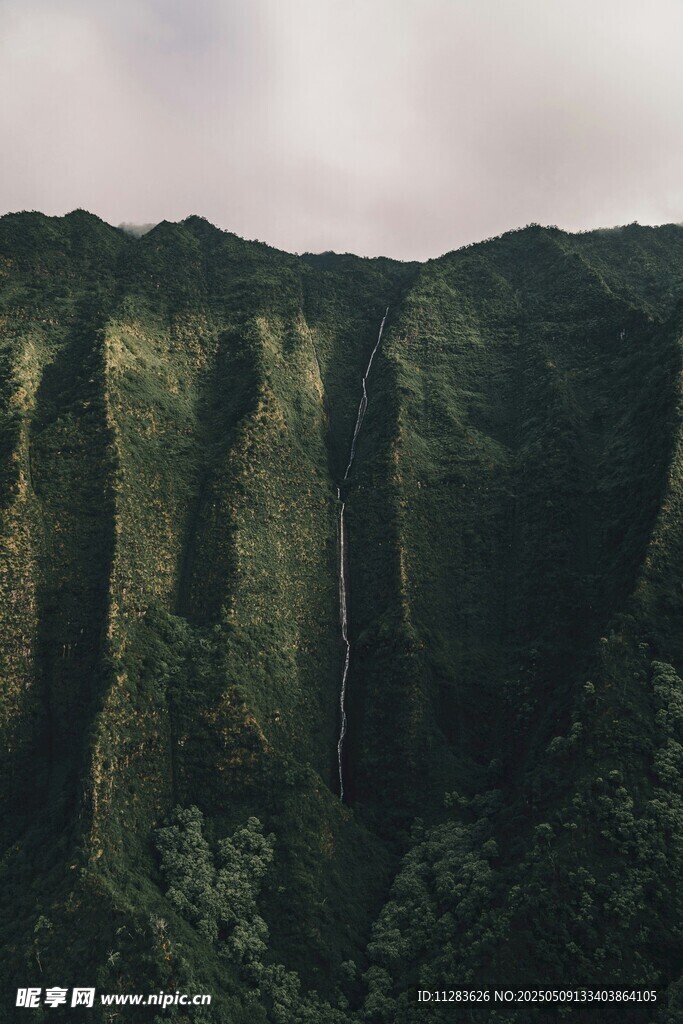 翠绿山峦云雾缭绕美景