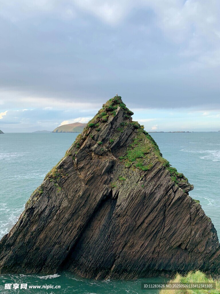 海上孤峰岩石景观