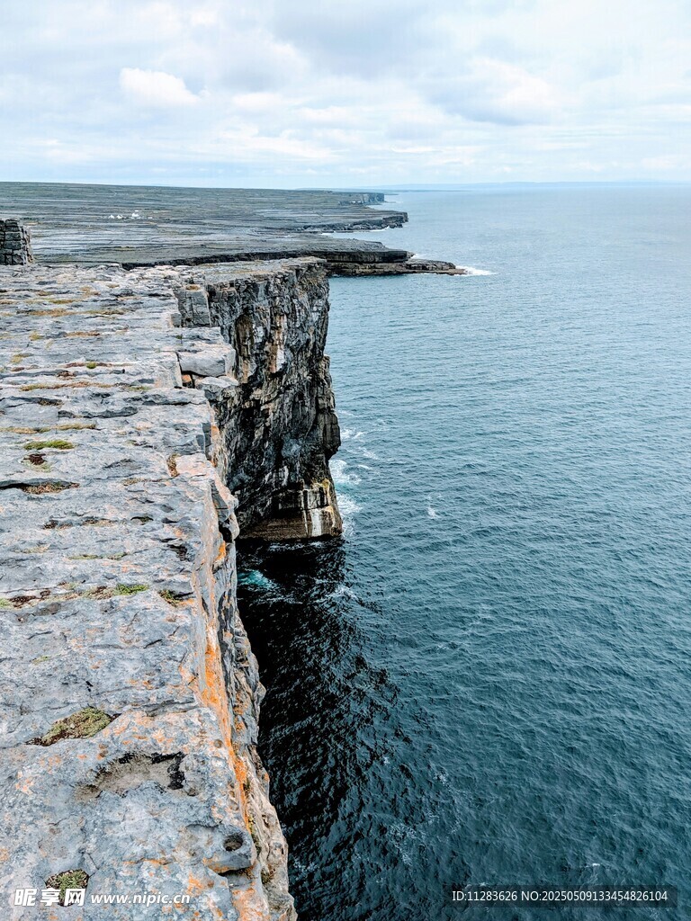 悬崖边的壮阔海景