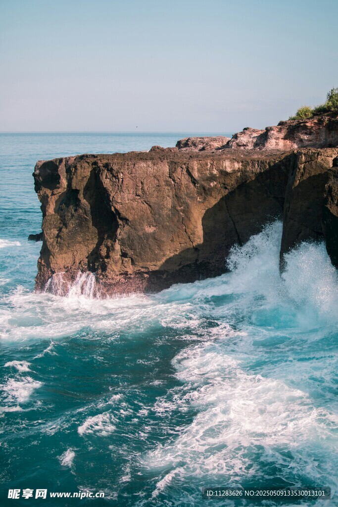 海边悬崖下的汹涌海浪