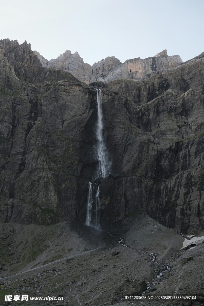 山间瀑布景观