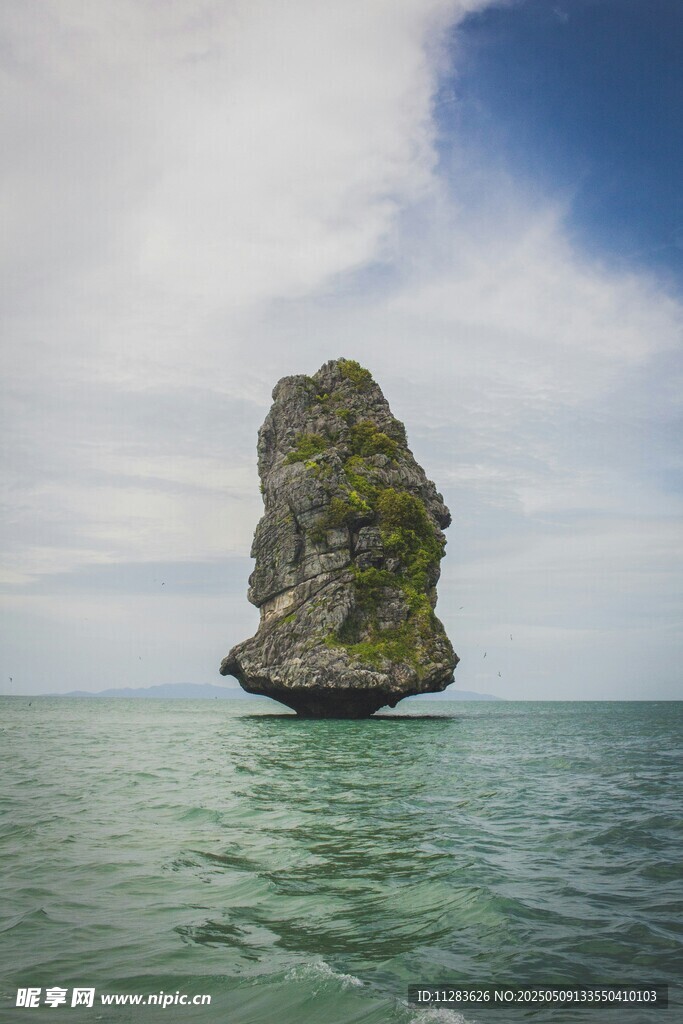 海中孤岩美景
