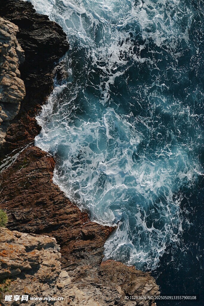 悬崖的蓝色海浪