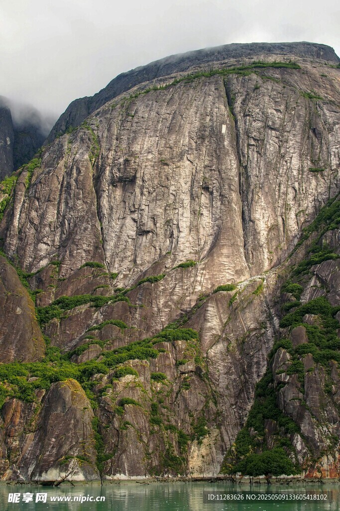 壮丽高山下的宁静水域