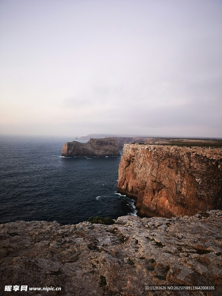悬崖边的壮阔海景
