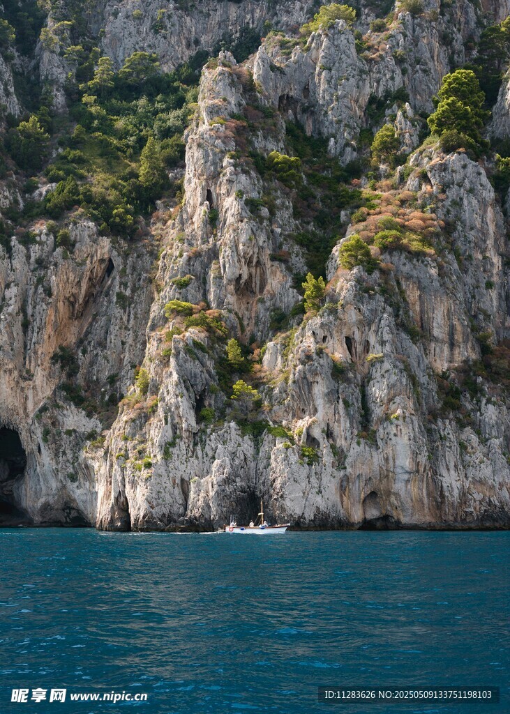 海岸边嶙峋岩石与碧蓝海水