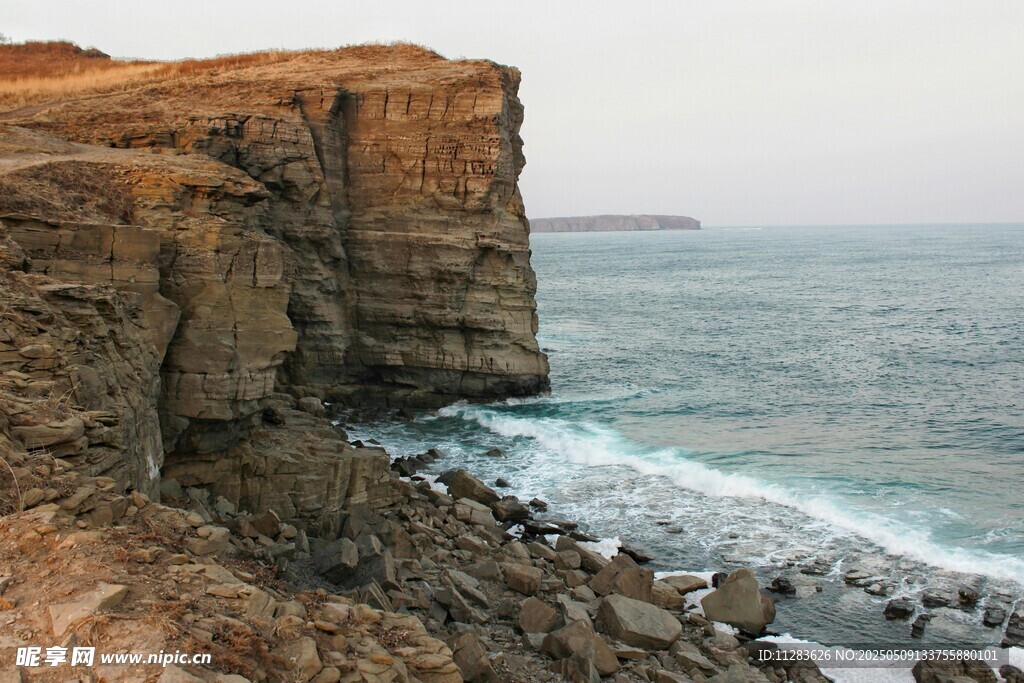 海岸边的壮丽悬崖景观