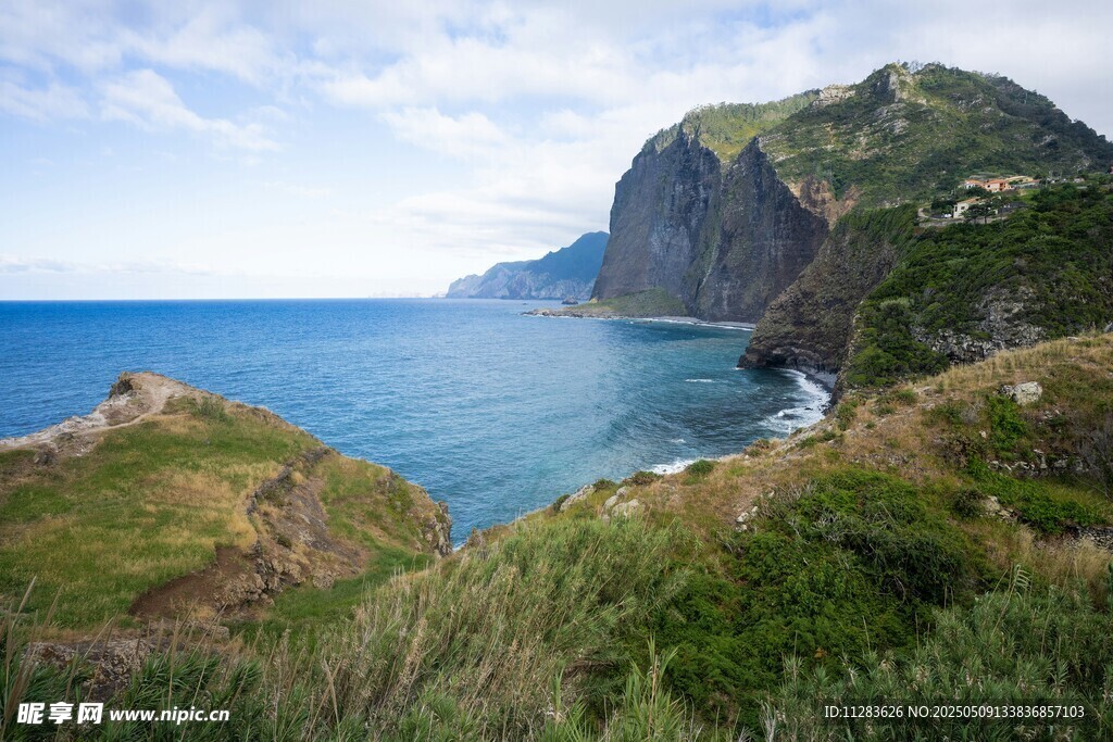 海岸边的青山与蔚蓝大海