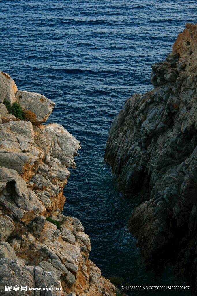 海边嶙峋岩石与蓝色海水