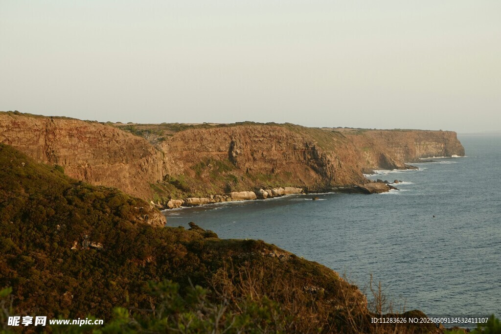 海岸风光 山峦与大海相依