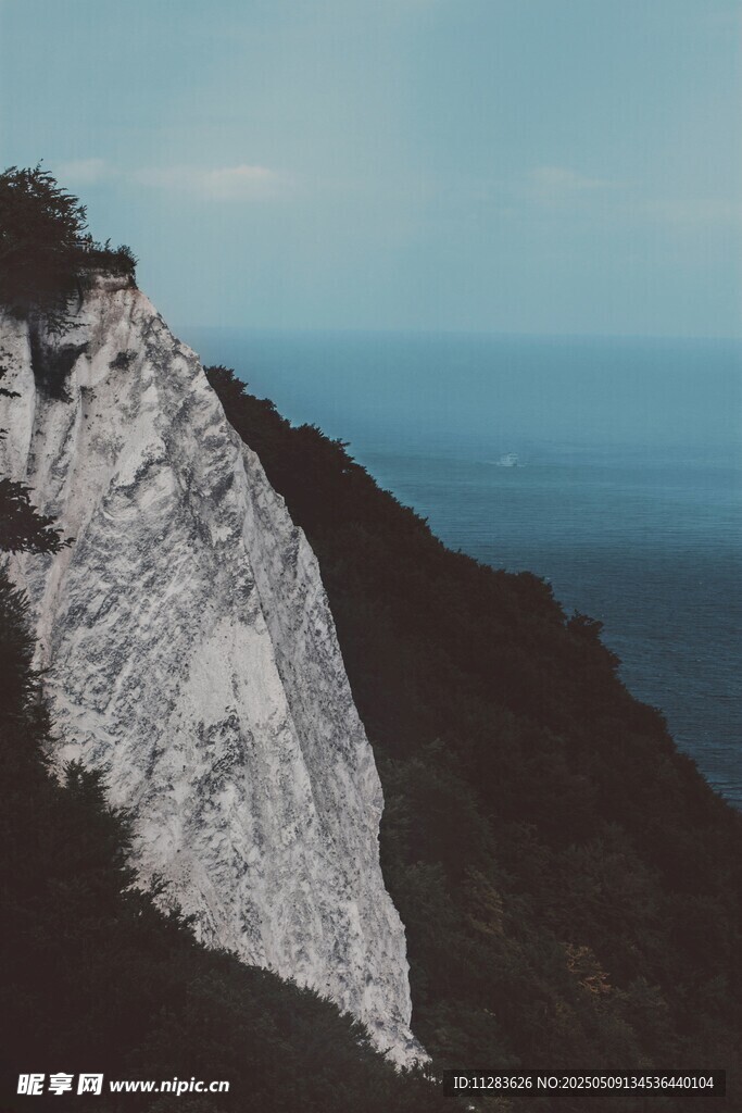 悬崖边的壮阔海景