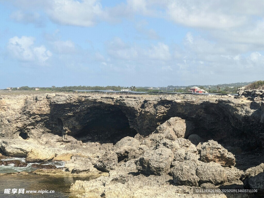 海边嶙峋岩石景观
