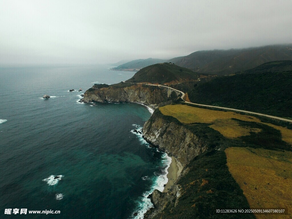 俯瞰壮美海岸风光