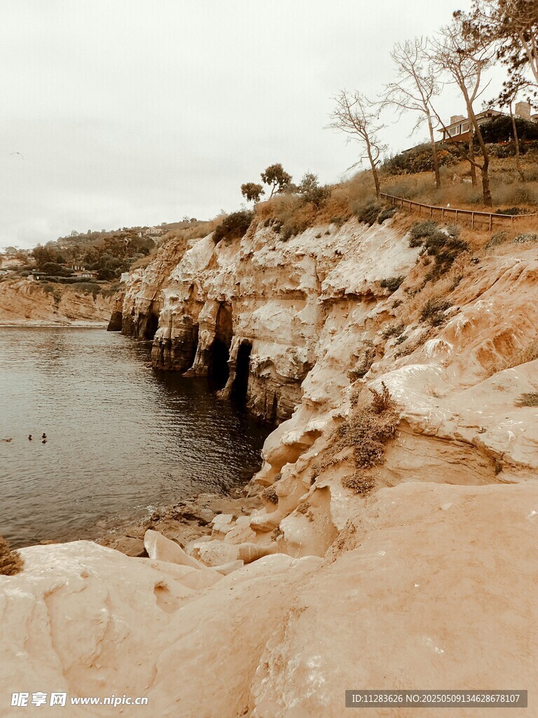 海岸边的岩石与宁静水面