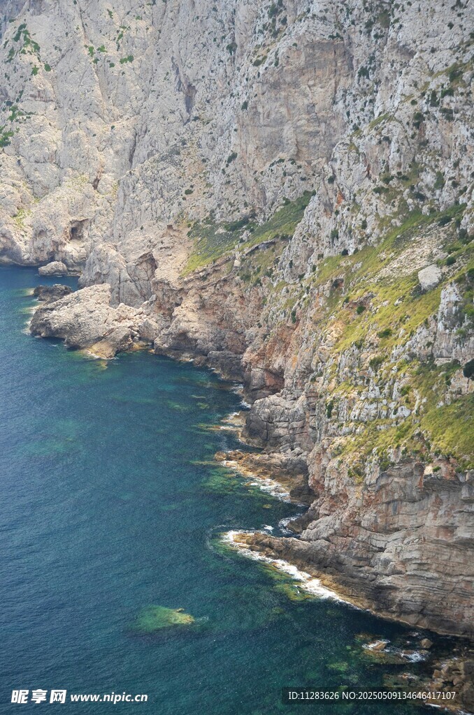 海岸风光 岩石与海水相依