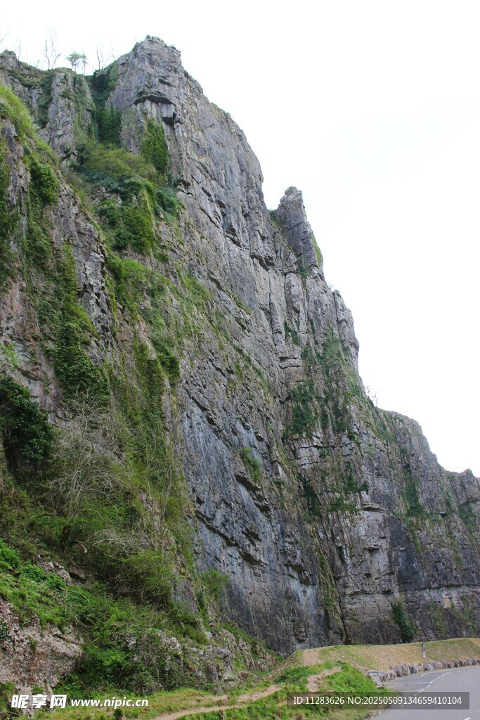 山间公路旁的陡峭岩石