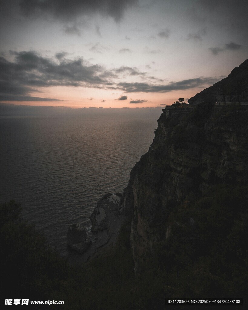 黄昏下的山海悬崖美景