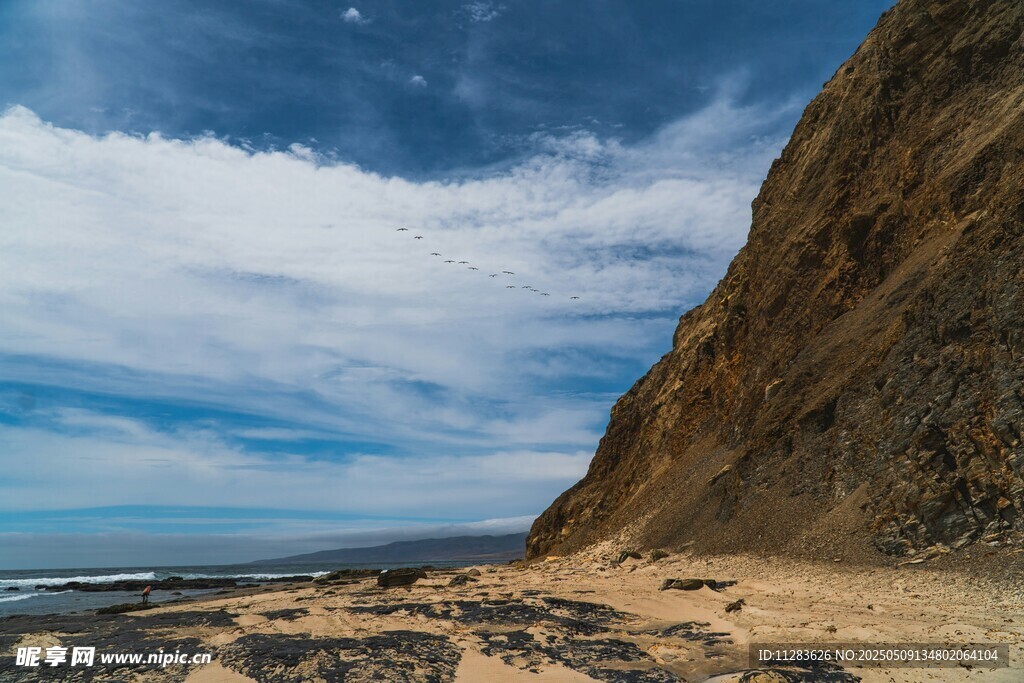 海岸边的壮丽悬崖景观