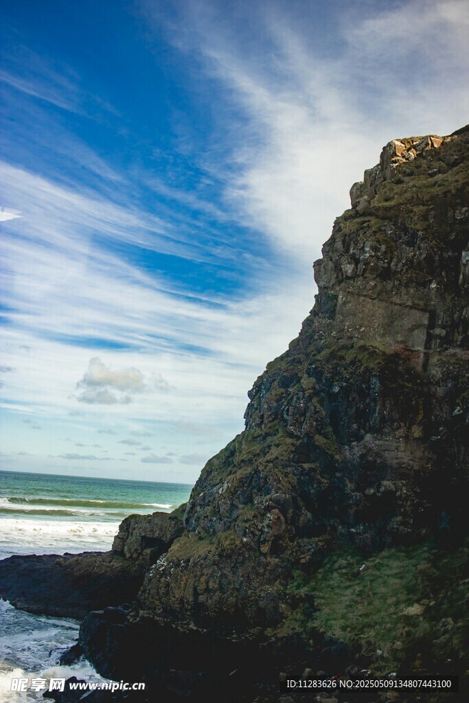 海岸边的陡峭岩石景观