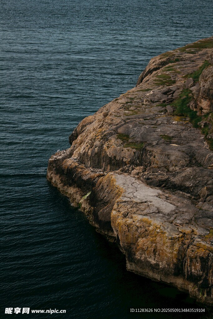 海边嶙峋岩石