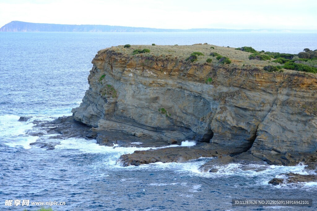海边嶙峋岩石
