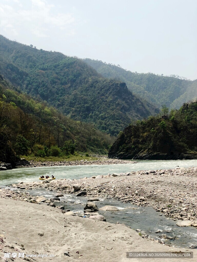 山间河流风景图