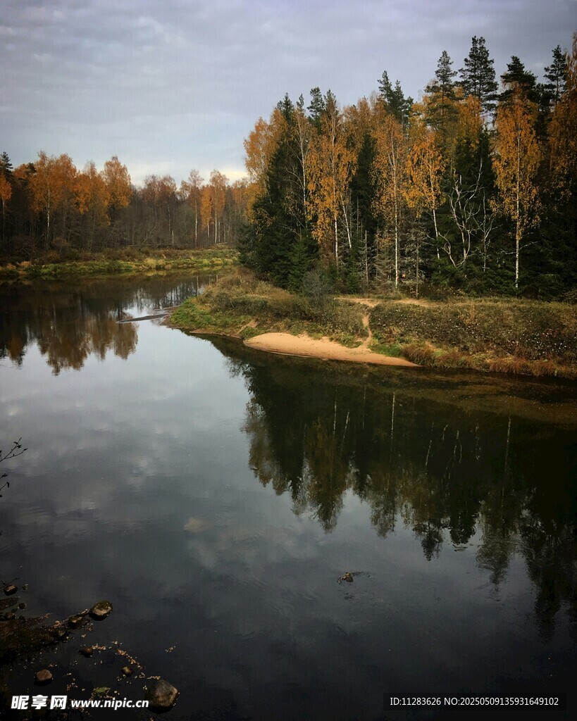 秋日河畔美景
