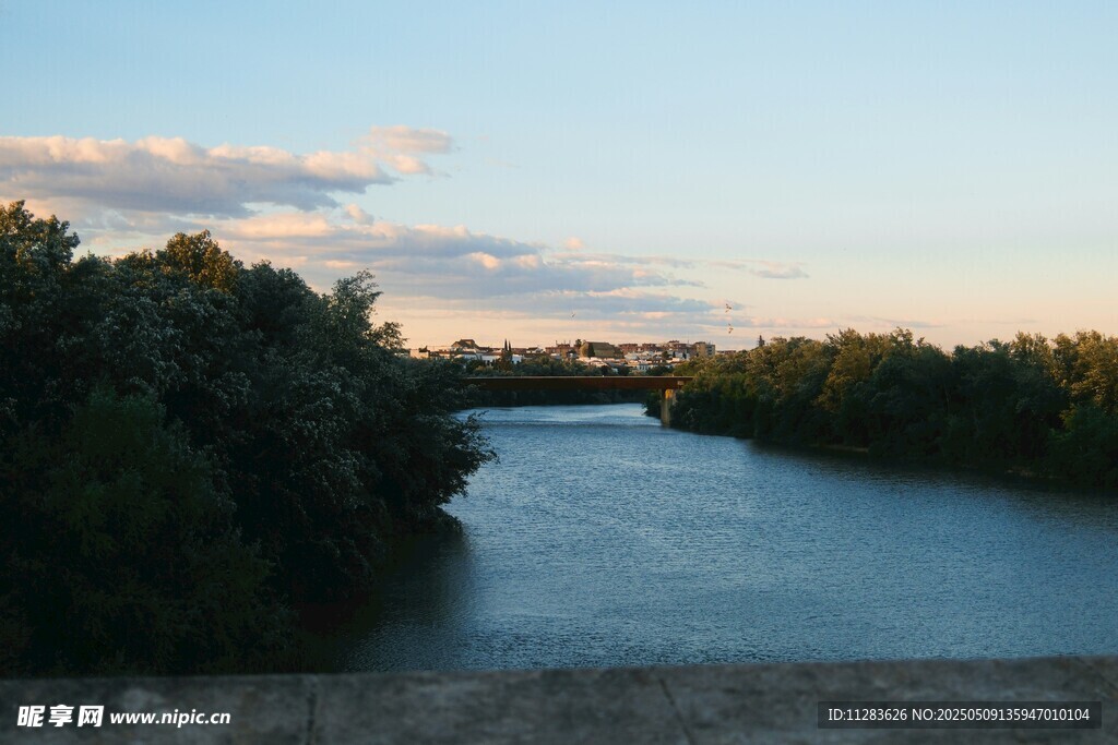 河畔黄昏美景