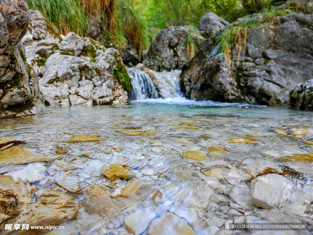 山间清澈溪流小瀑布景观
