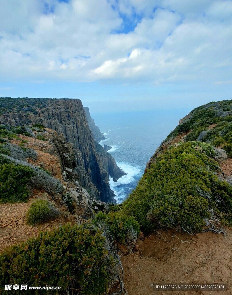 悬崖边的壮阔海景风光