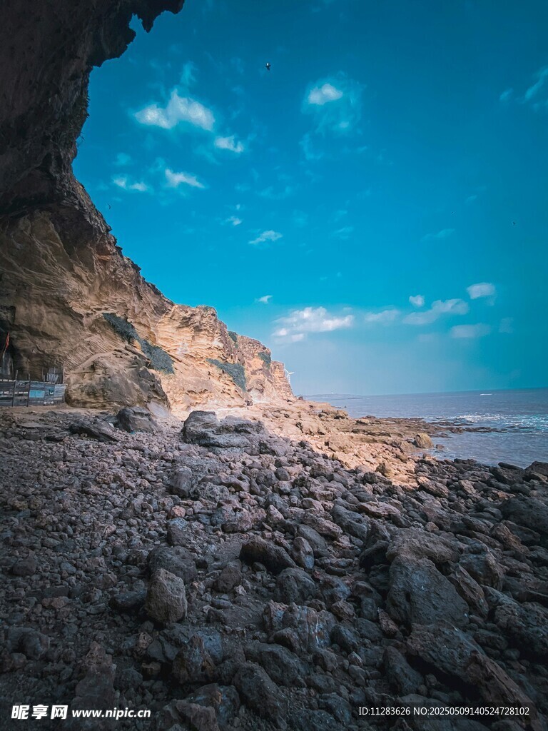 海边洞穴外的壮丽风景