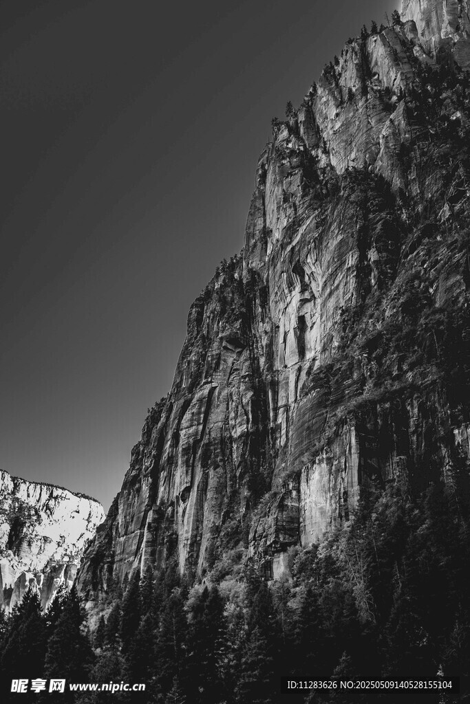巍峨峻峭的黑色山峰