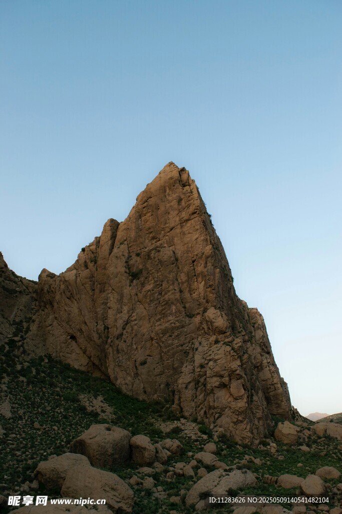 巍峨孤峰屹立天地间