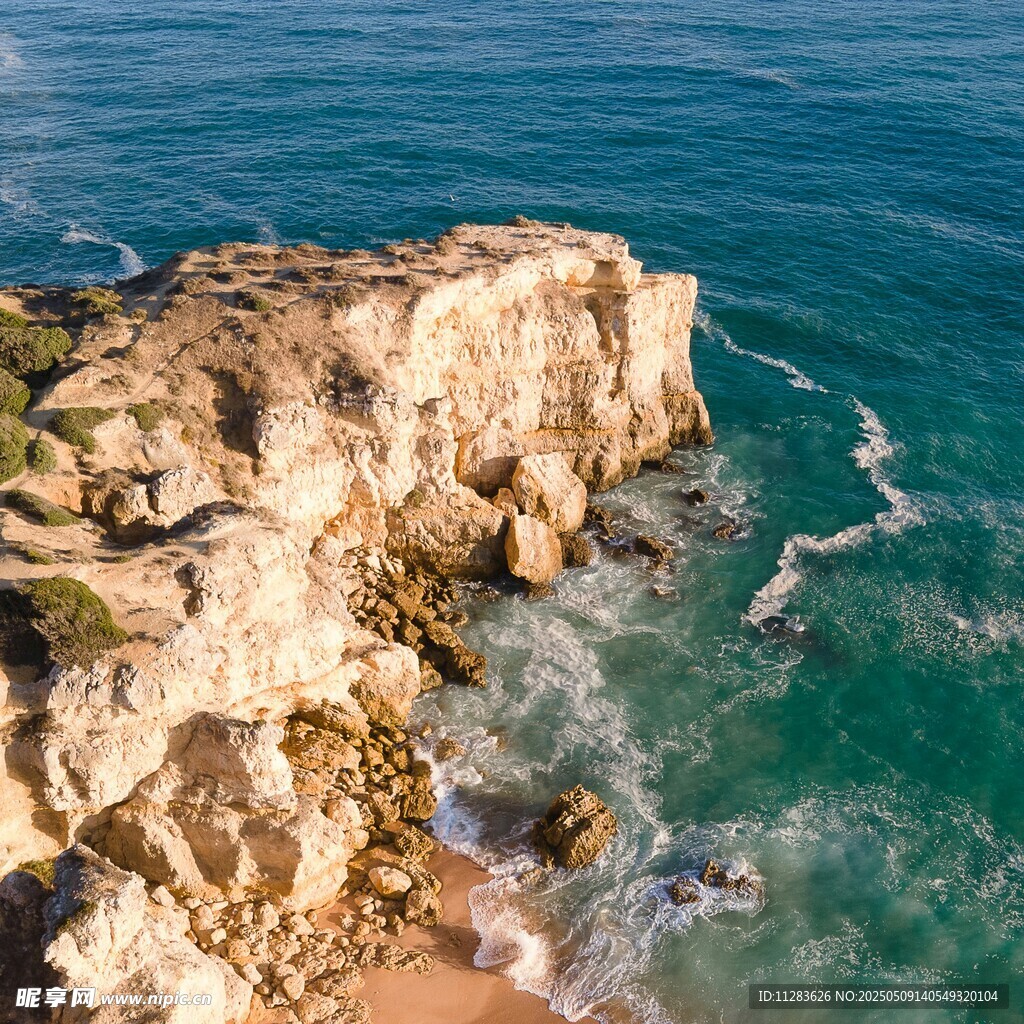 海边嶙峋岩石与碧蓝海水