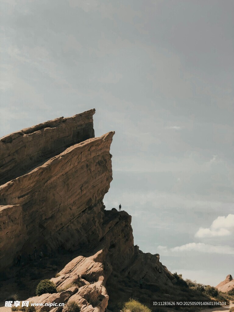 险峻岩石矗立天际
