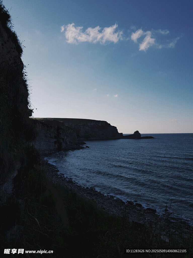 海边暮色下的壮丽海岸线