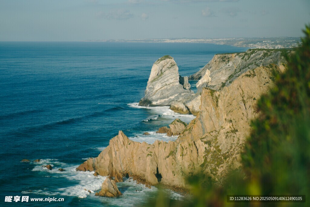 海岸边嶙峋岩石与蔚蓝大海