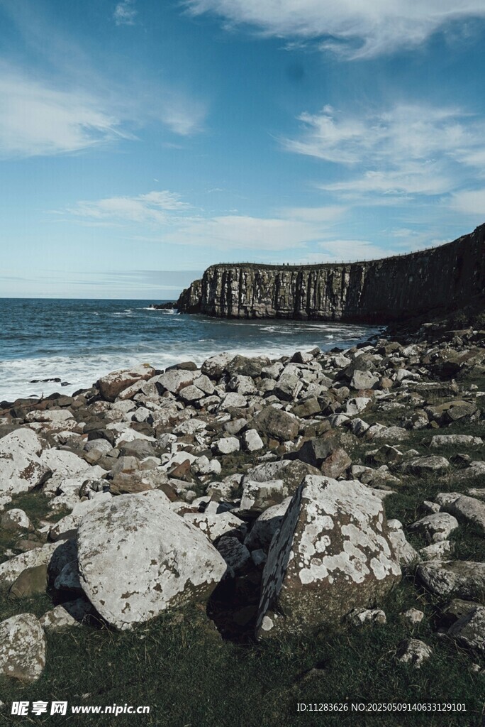 海岸边的嶙峋岩石与蓝天