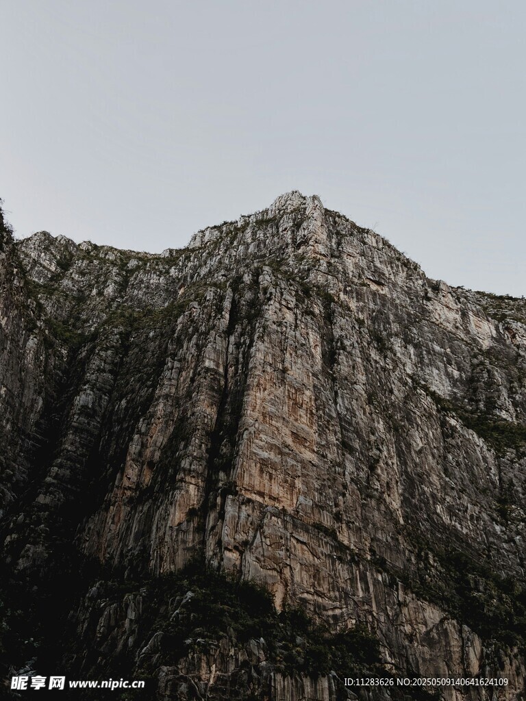 巍峨险峻的陡峭山峰