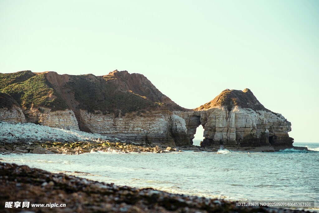 海岸壮丽景观与天然石拱