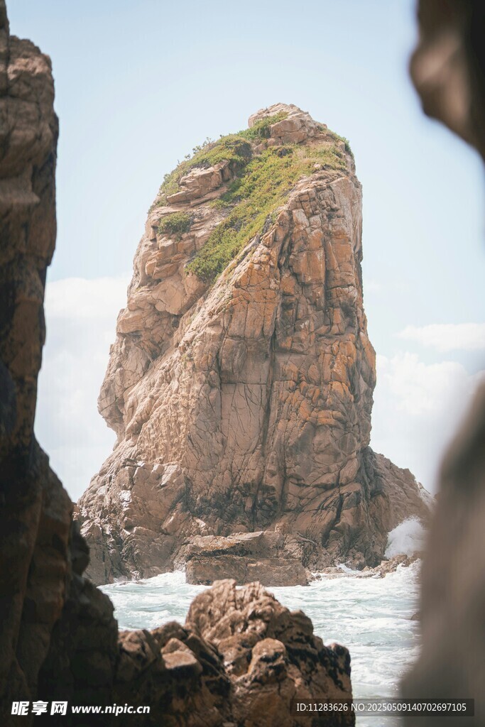 海边孤耸的奇特岩石