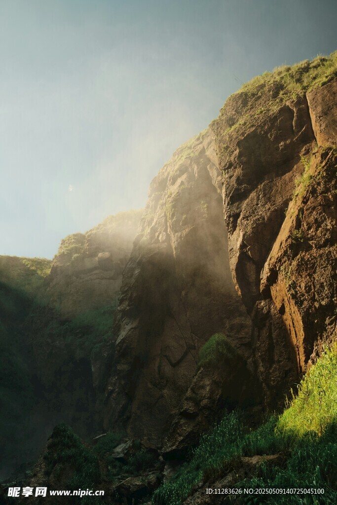 阳光照耀下的陡峭山壁