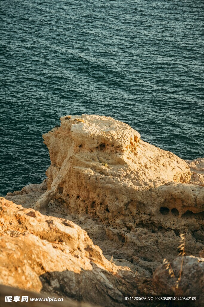 海边嶙峋岩石景观